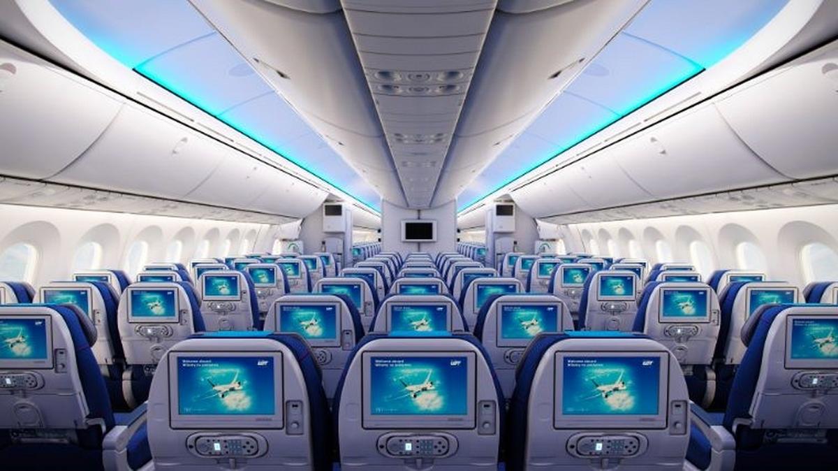 Kabina Economy Class w samolocie LOT Dreamliner